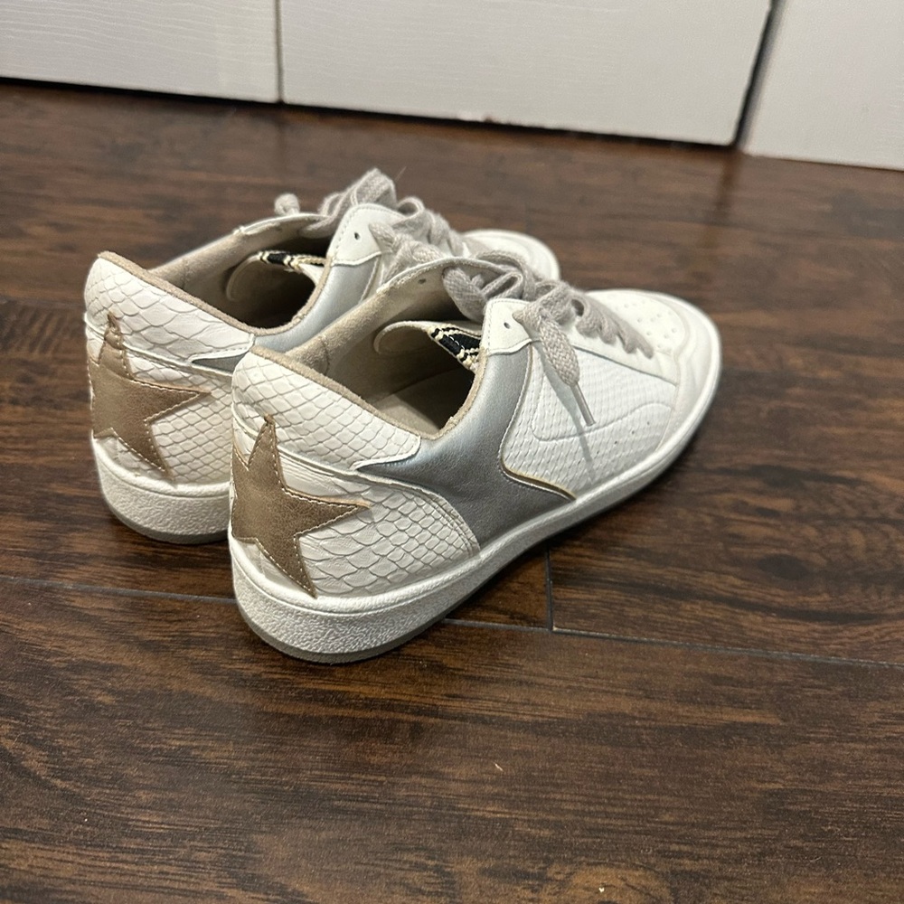 Shu Shop White w/ Gold Star Like New Sz 10